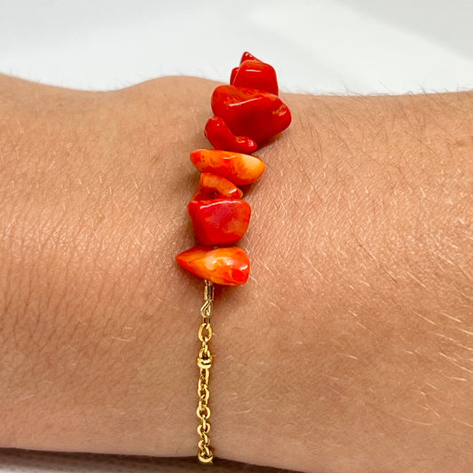 Bracelet chaîne dorée & perles semi-précieuses chips siam rouge "Agathe"