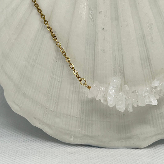 Collier chaîne dorée & perles semi-précieuses chips quartz crystal "Apolline"