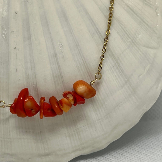 Collier chaîne dorée & perles semi-précieuses chips siam rouge "Agathe"