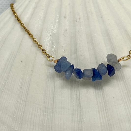 Collier chaîne dorée & perles semi-précieuses chips aventurine bleue "Pauline"