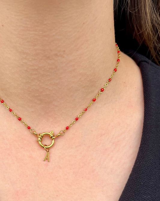 Collier "Agnès" perles rouges & chaîne dorée pendentif initiale en acier inoxydable