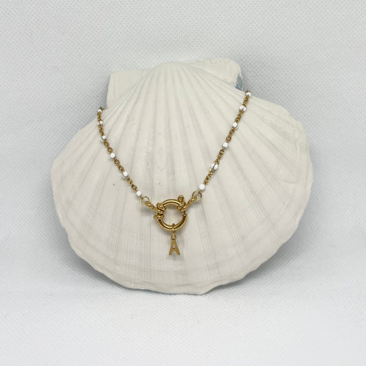 Collier "Agnès" perles blanches & chaîne dorée pendentif initiale en acier inoxydable