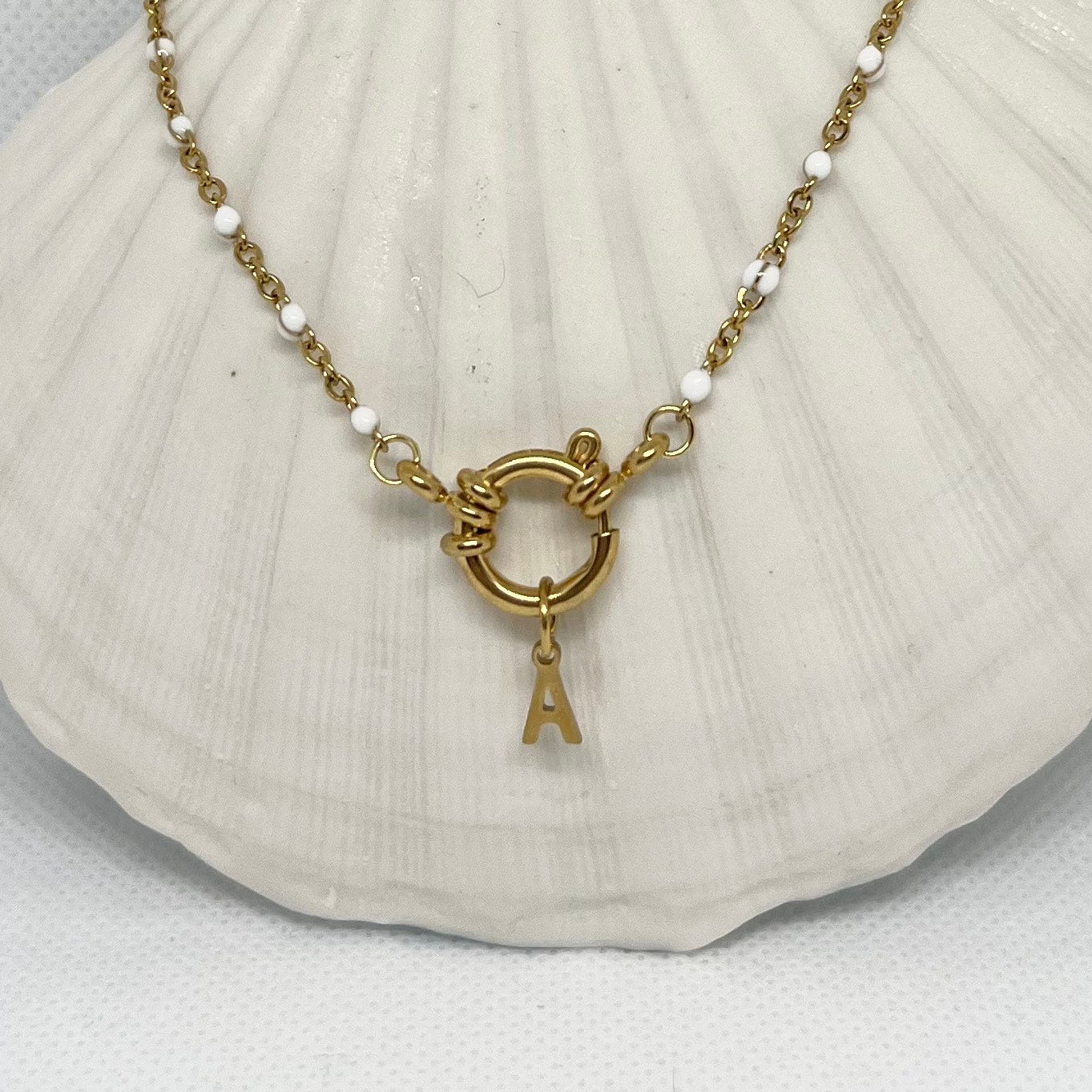 Collier "Agnès" perles blanches & chaîne dorée pendentif initiale en acier inoxydable