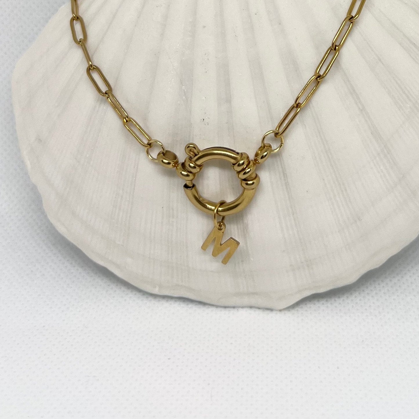 Collier "Marie" chaîne maille dorée, pendentif initiale en acier inoxydable