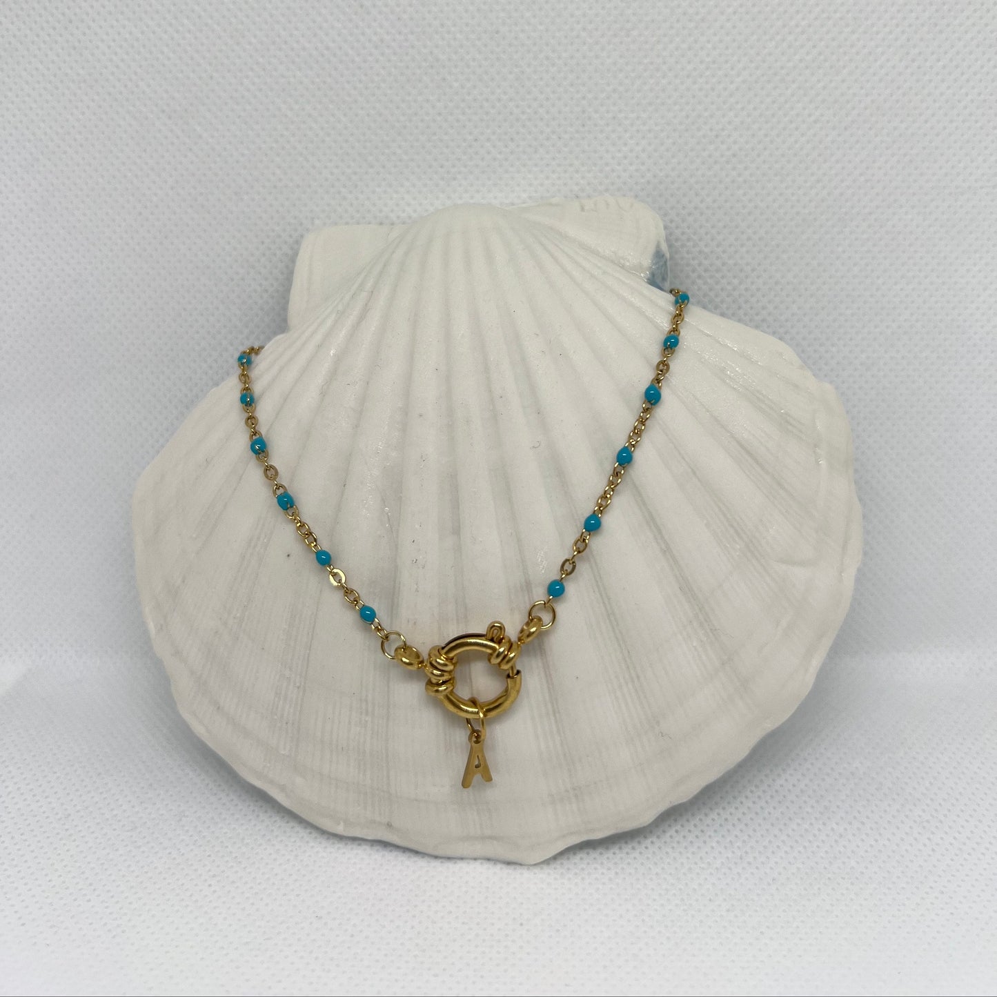 Collier "Agnès" perles & chaîne dorée pendentif initiale en acier inoxydable bleu