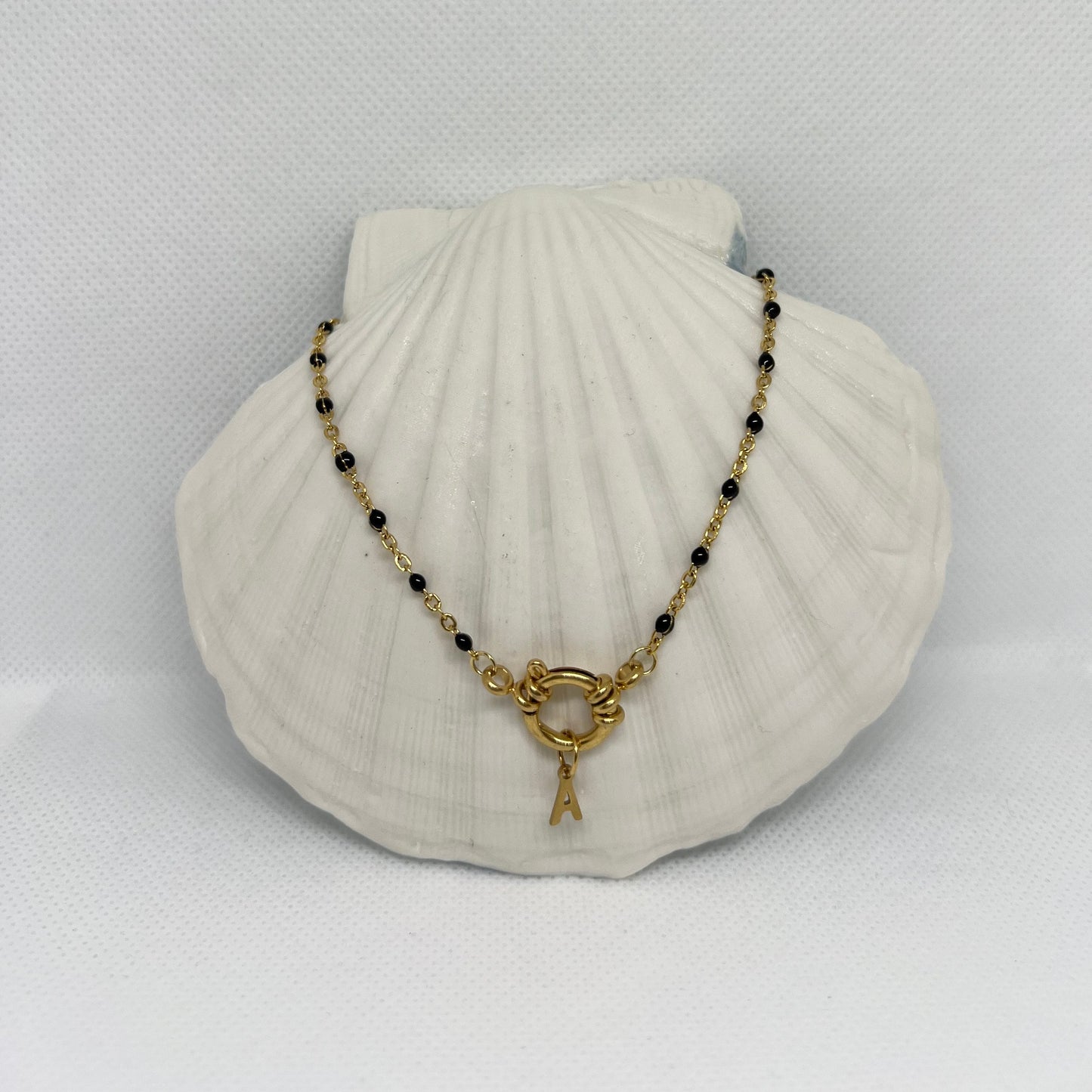 Collier "Agnès" perles & chaîne dorée pendentif initiale en acier inoxydable noir