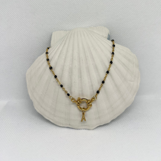 Collier "Agnès" perles noires & chaîne dorée pendentif initiale en acier inoxydable