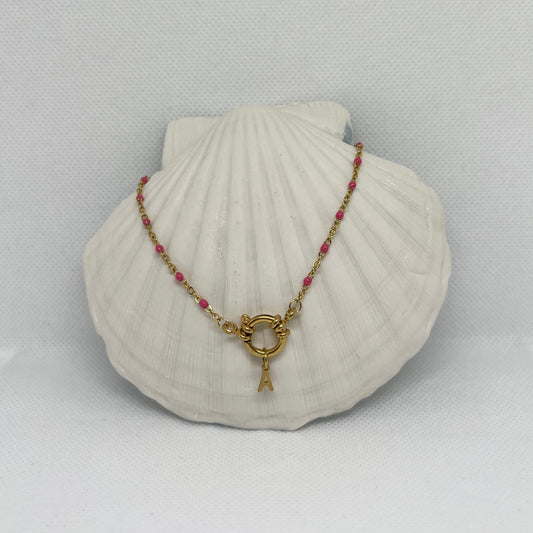 Collier "Agnès" perles roses & chaîne dorée pendentif initiale en acier inoxydable