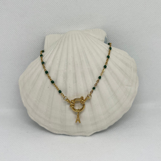 Collier "Agnès" perles vertes & chaîne dorée pendentif initiale en acier inoxydable