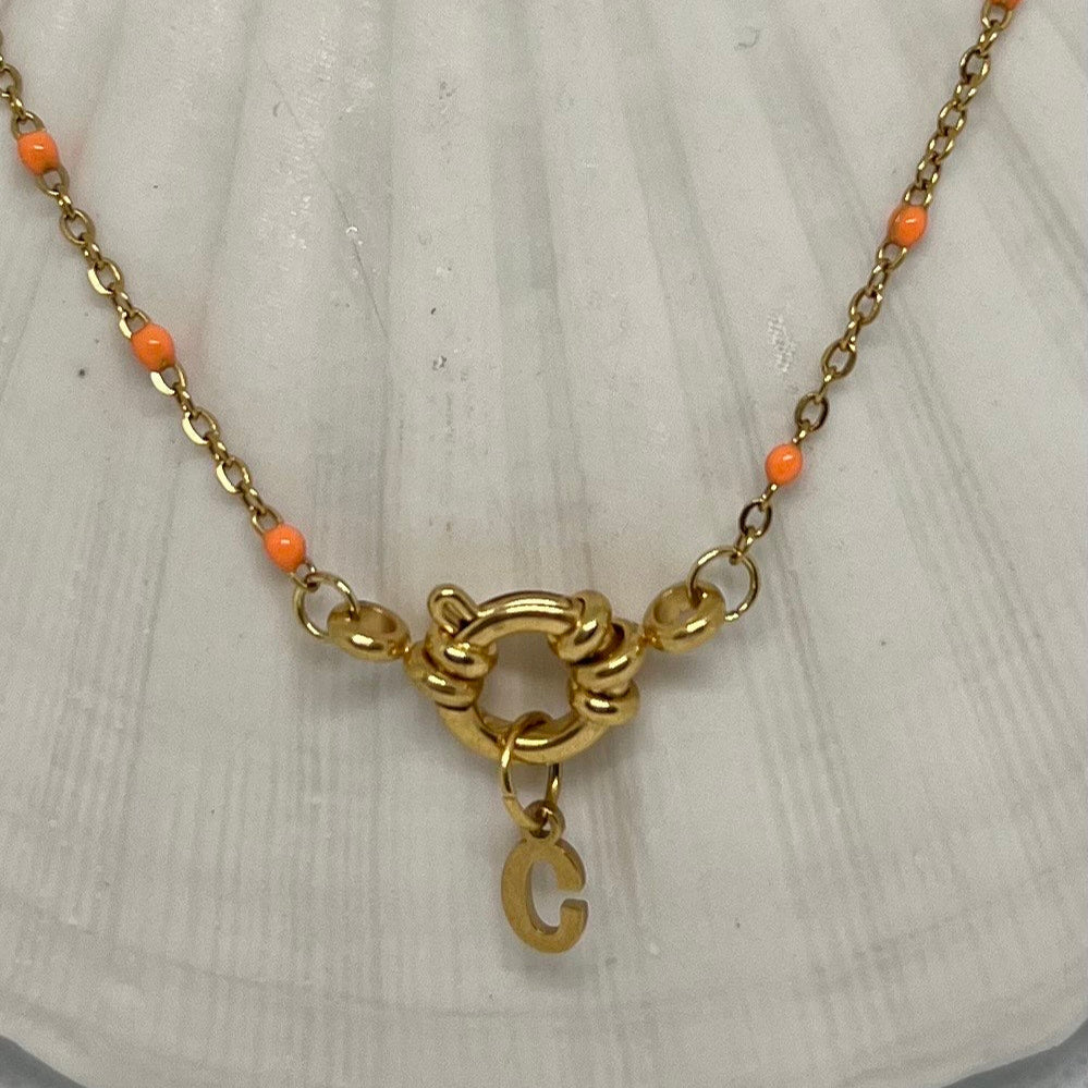 Collier "Charlotte" perles & chaîne dorée mini, pendentif initiale en acier inoxydable orange