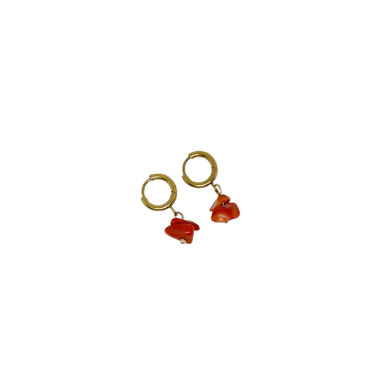 Boucles d'oreilles créoles & perles semi-précieuse chips siam rouge "Agathe"