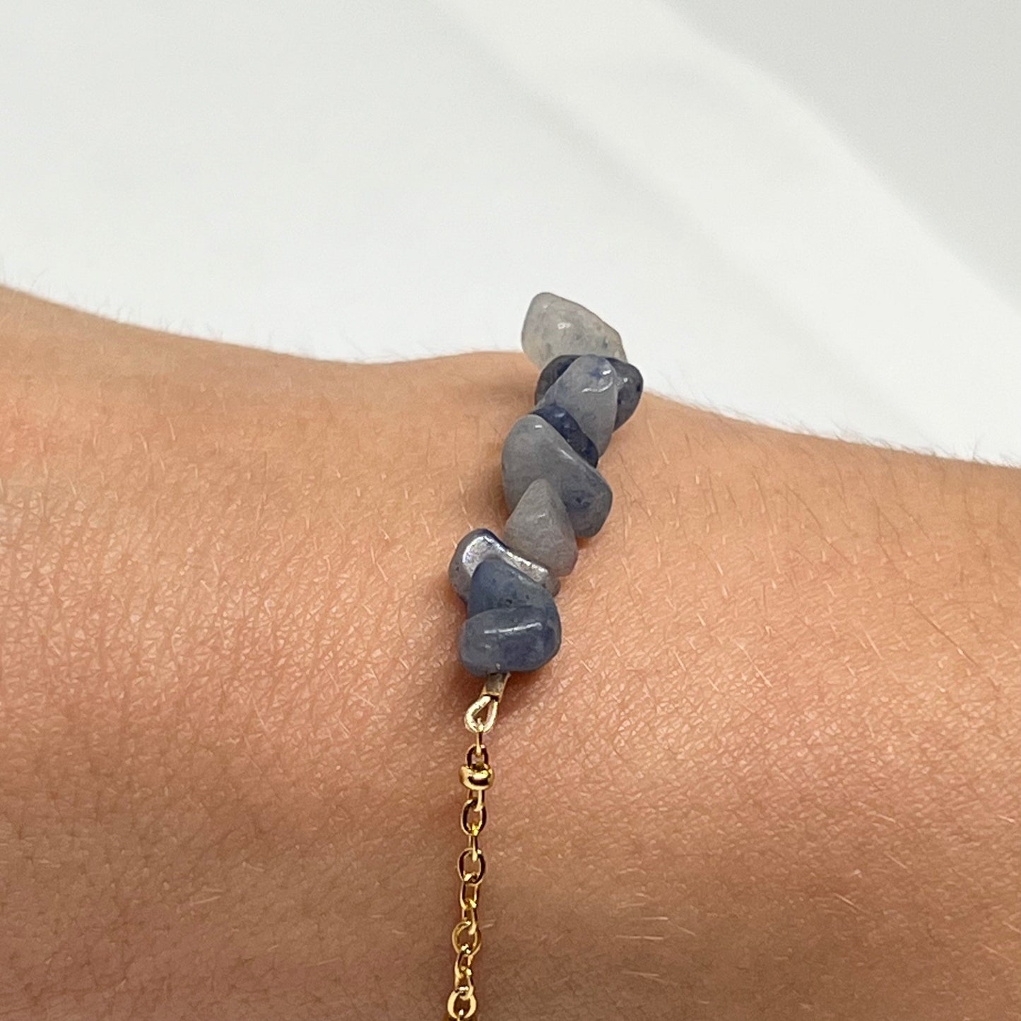 Bracelet chaîne dorée & perles semi-précieuses chips aventurine bleue "Pauline"