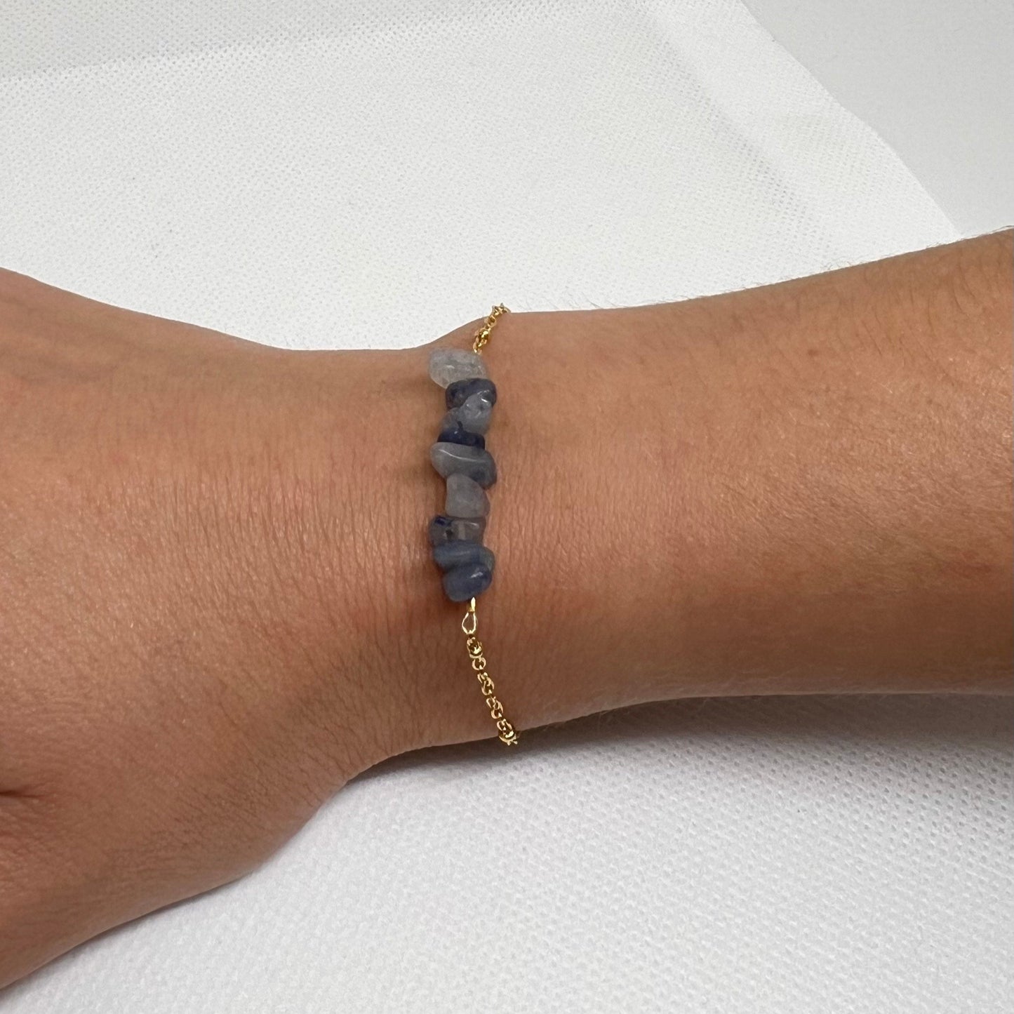Bracelet chaîne dorée & perles semi-précieuses chips aventurine bleue "Pauline"