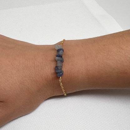Bracelet chaîne dorée & perles semi-précieuses chips aventurine bleue "Pauline"