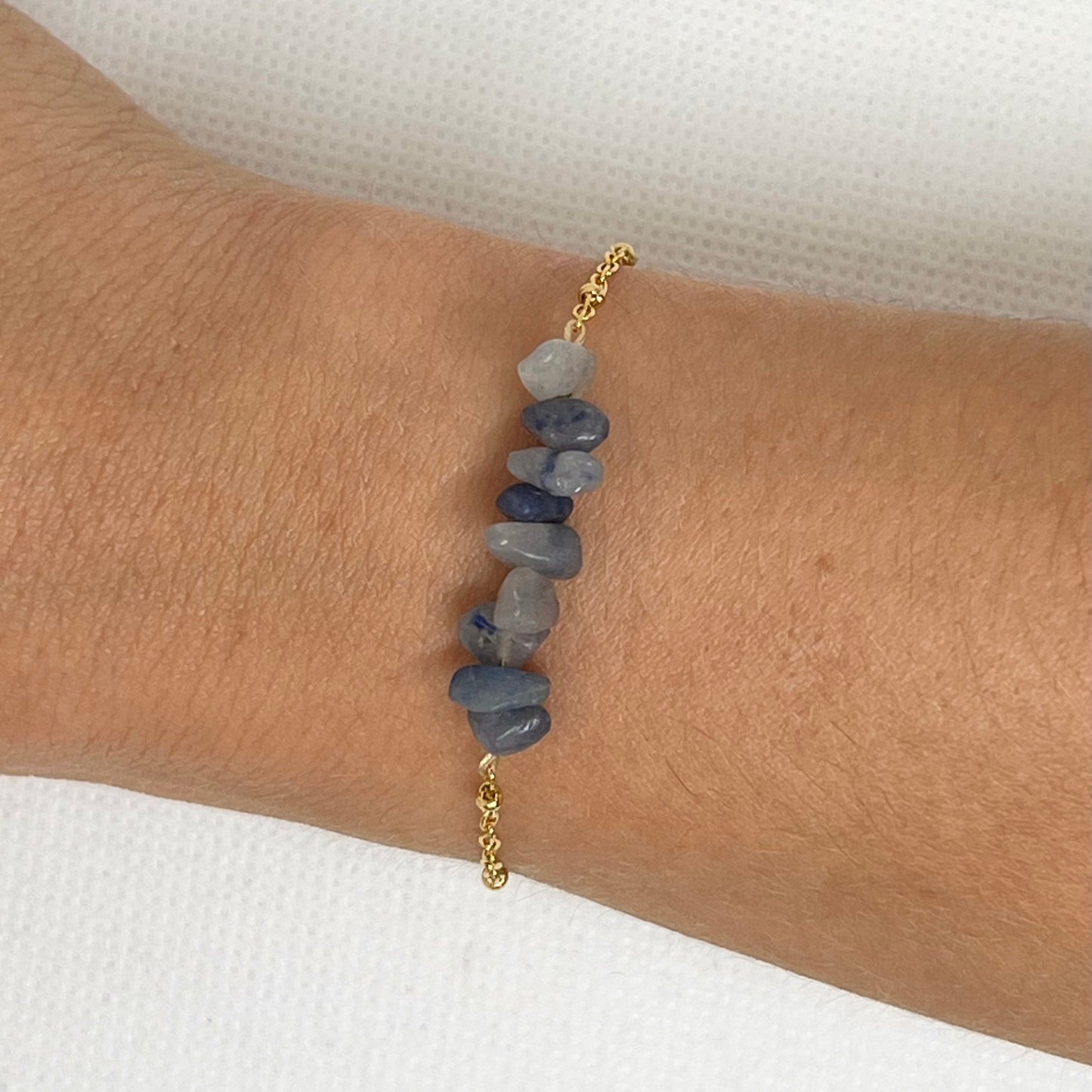 Bracelet chaîne dorée & perles semi-précieuses chips aventurine bleue "Pauline"