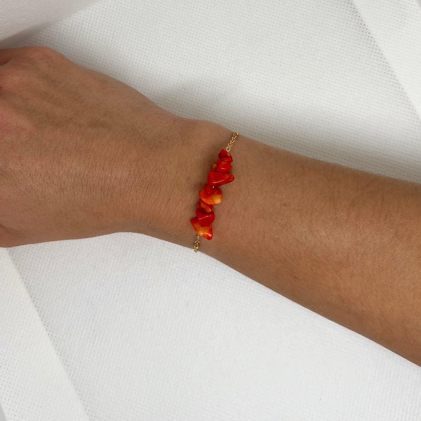 Bracelet chaîne dorée & perles semi-précieuses chips siam rouge "Agathe"