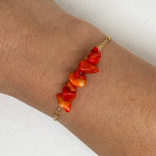 Bracelet chaîne dorée & perles semi-précieuses chips siam rouge "Agathe"