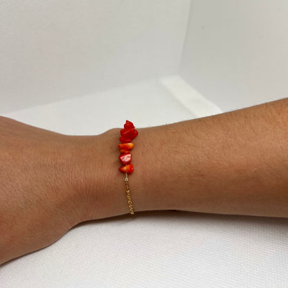 Bracelet chaîne dorée & perles semi-précieuses chips siam rouge "Agathe"