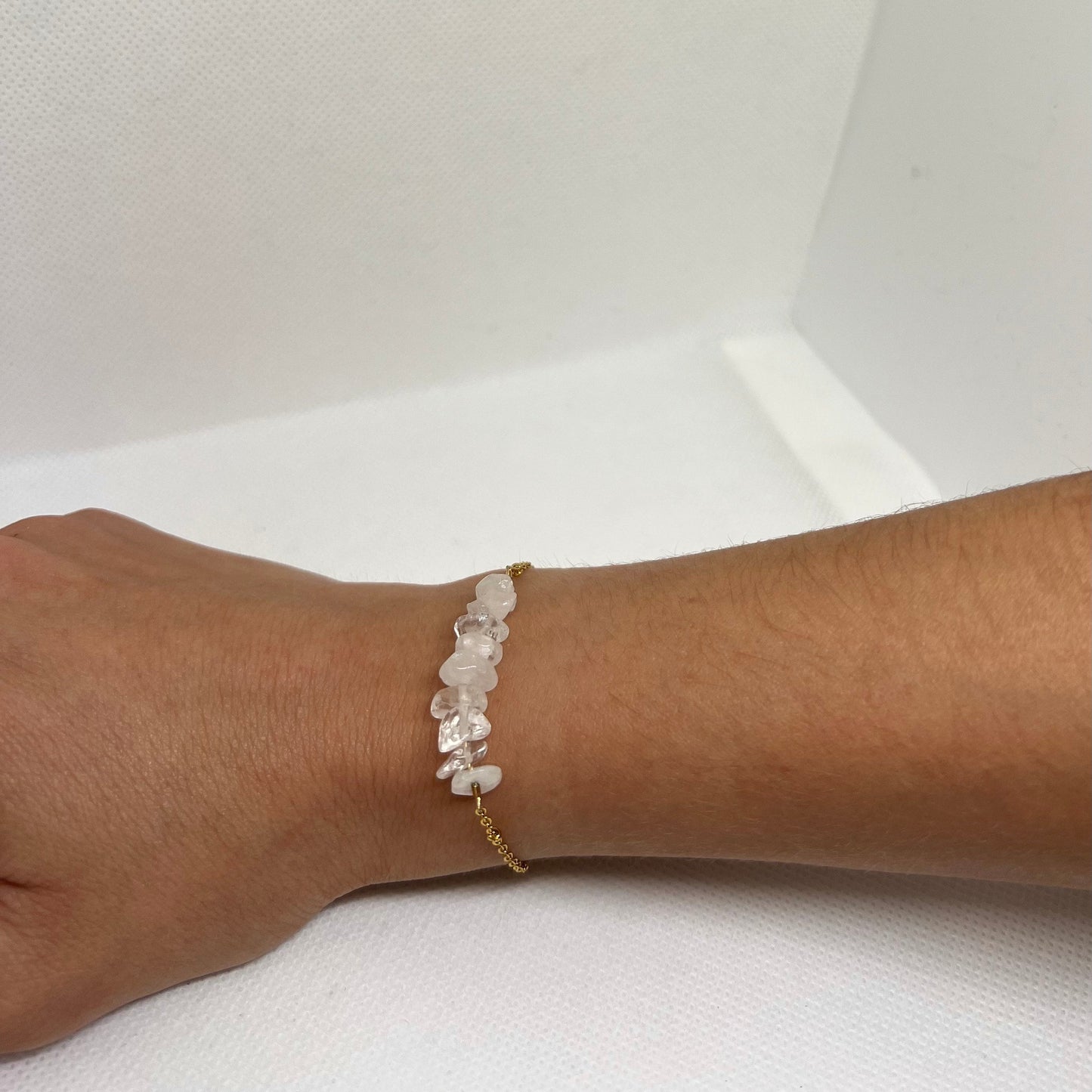 Bracelet chaîne dorée & perles semi-précieuses chips quartz crystal "Apolline"