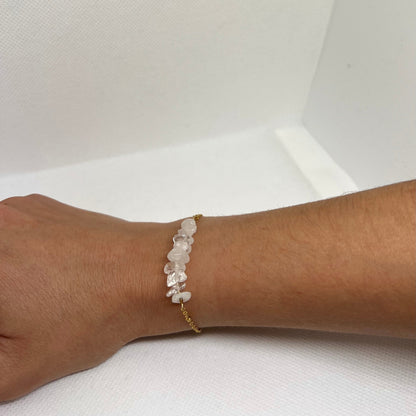 Bracelet chaîne dorée & perles semi-précieuses chips quartz crystal "Apolline"