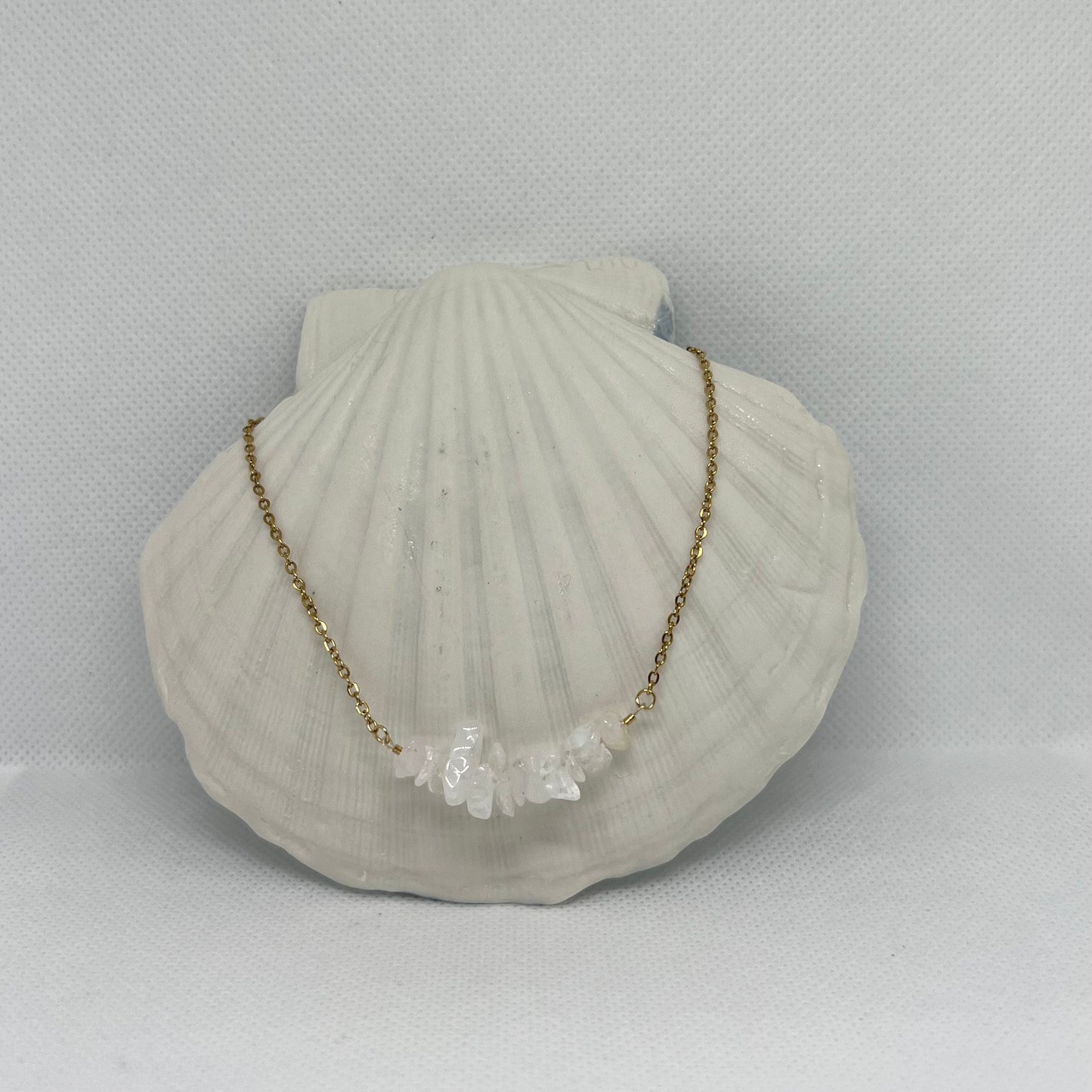 Collier chaîne dorée & perles semi-précieuses chips quartz crystal "Apolline"