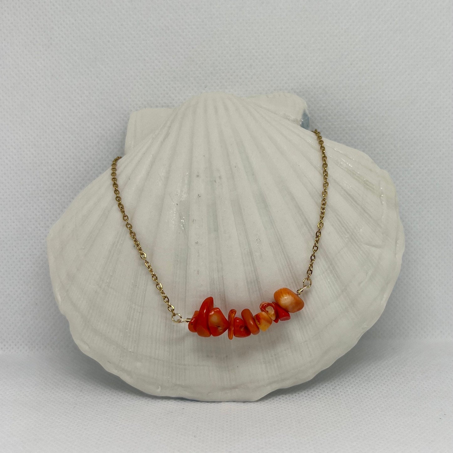 Collier chaîne dorée & perles semi-précieuses chips siam rouge "Agathe"