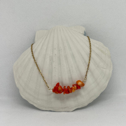 Collier chaîne dorée & perles semi-précieuses chips siam rouge "Agathe"