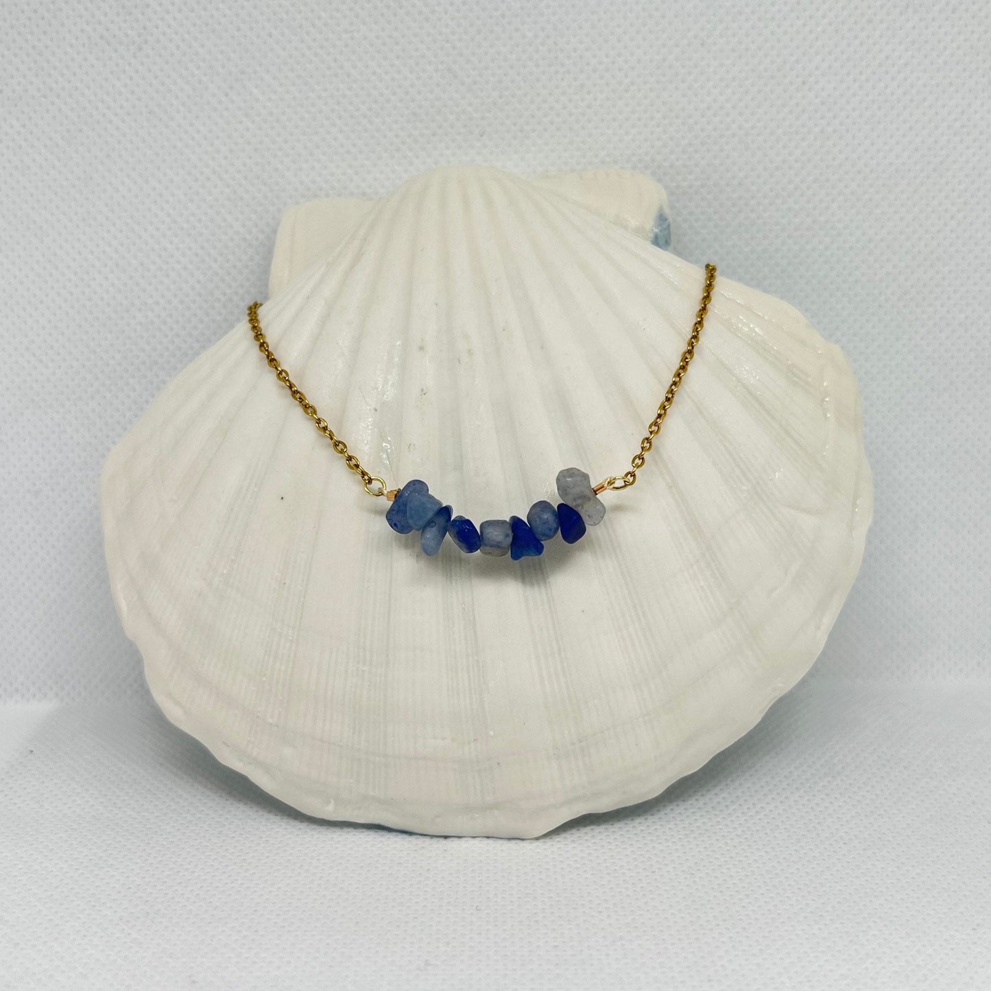 Collier chaîne dorée & perles semi-précieuses chips aventurine bleue "Pauline"