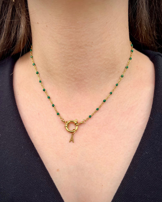 Collier "Agnès" perles & chaîne dorée pendentif initiale en acier inoxydable vert
