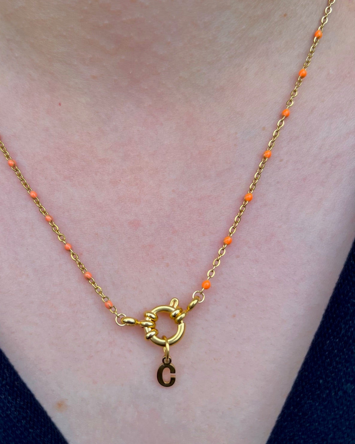 Collier "Charlotte" perles & chaîne dorée mini, pendentif initiale en acier inoxydable orange