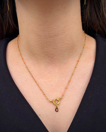 Collier "Charlotte" perles & chaîne dorée mini, pendentif initiale en acier inoxydable orange