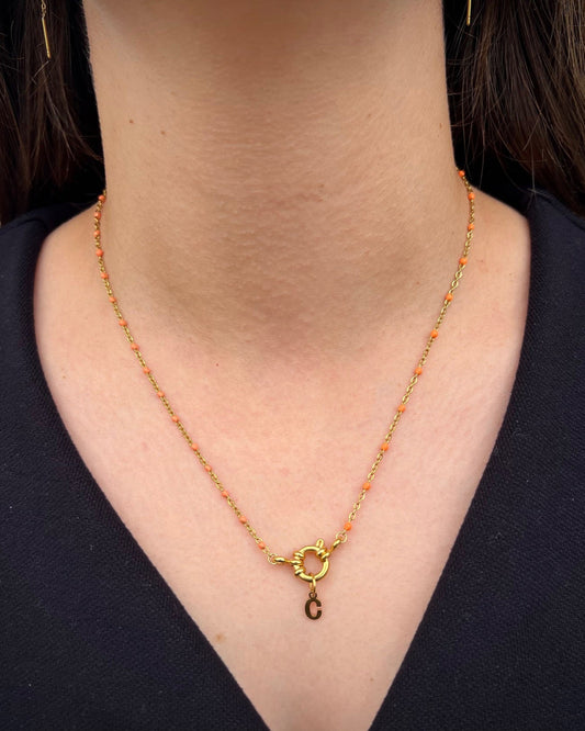 Collier "Charlotte" perles & chaîne dorée mini, pendentif initiale en acier inoxydable orange