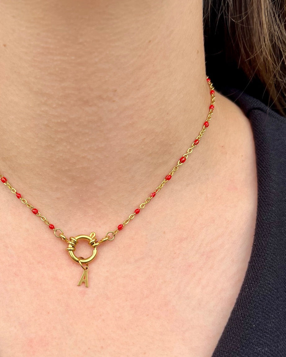 Collier "Agnès" perles & chaîne dorée pendentif initiale en acier inoxydable rouge