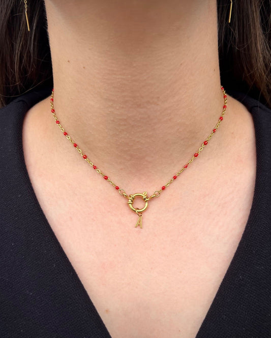 Collier "Agnès" perles & chaîne dorée pendentif initiale en acier inoxydable rouge