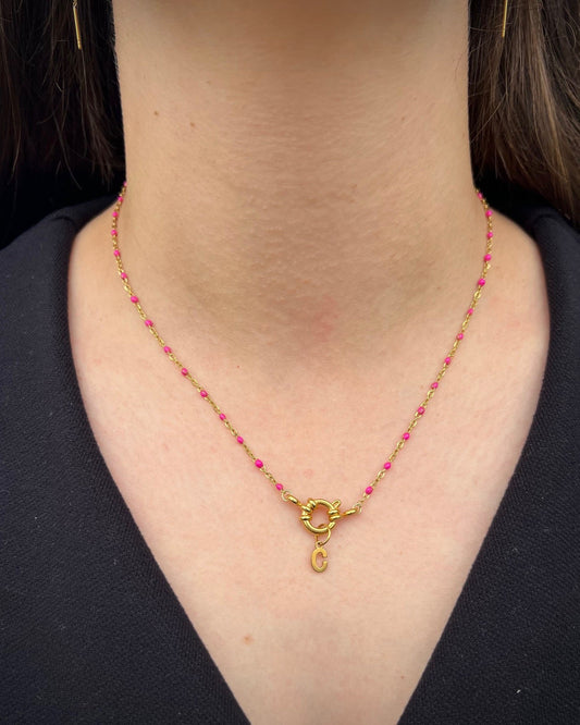 Collier "Charlotte" perles & chaîne dorée mini, pendentif initiale en acier inoxydable rose