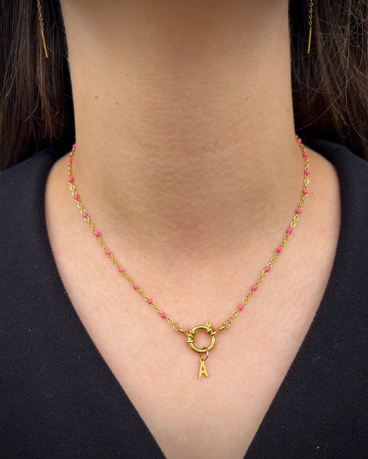 Collier "Agnès" perles & chaîne dorée pendentif initiale en acier inoxydable rose