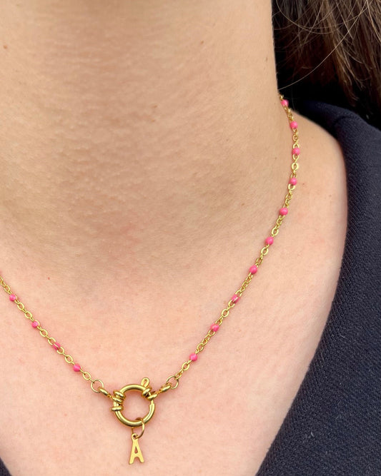 Collier "Agnès" perles & chaîne dorée pendentif initiale en acier inoxydable rose
