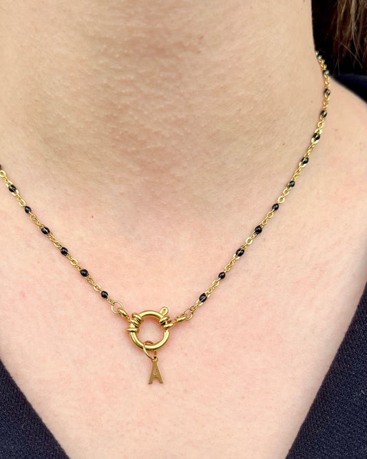 Collier "Agnès" perles & chaîne dorée pendentif initiale en acier inoxydable noir