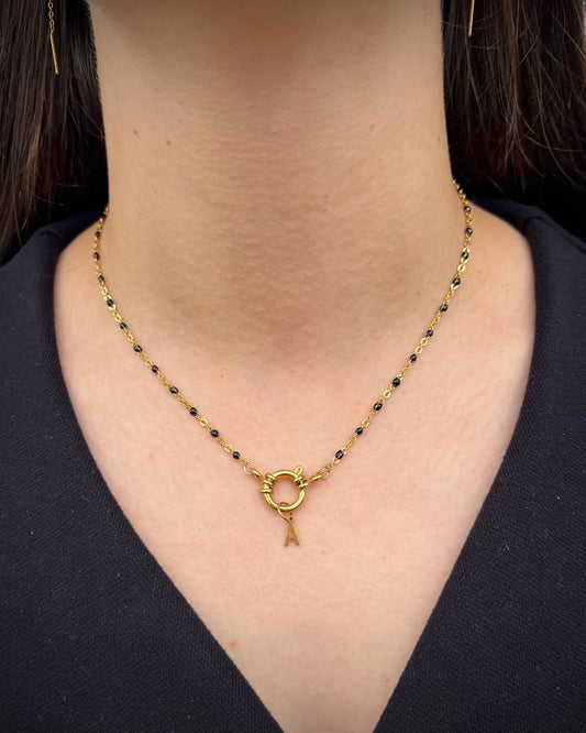 Collier "Agnès" perles & chaîne dorée pendentif initiale en acier inoxydable noir