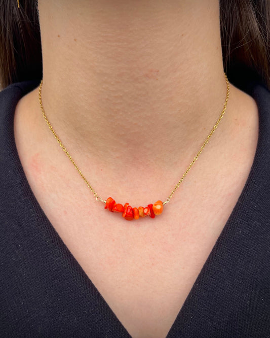 Collier chaîne dorée & perles semi-précieuses chips siam rouge "Agathe"