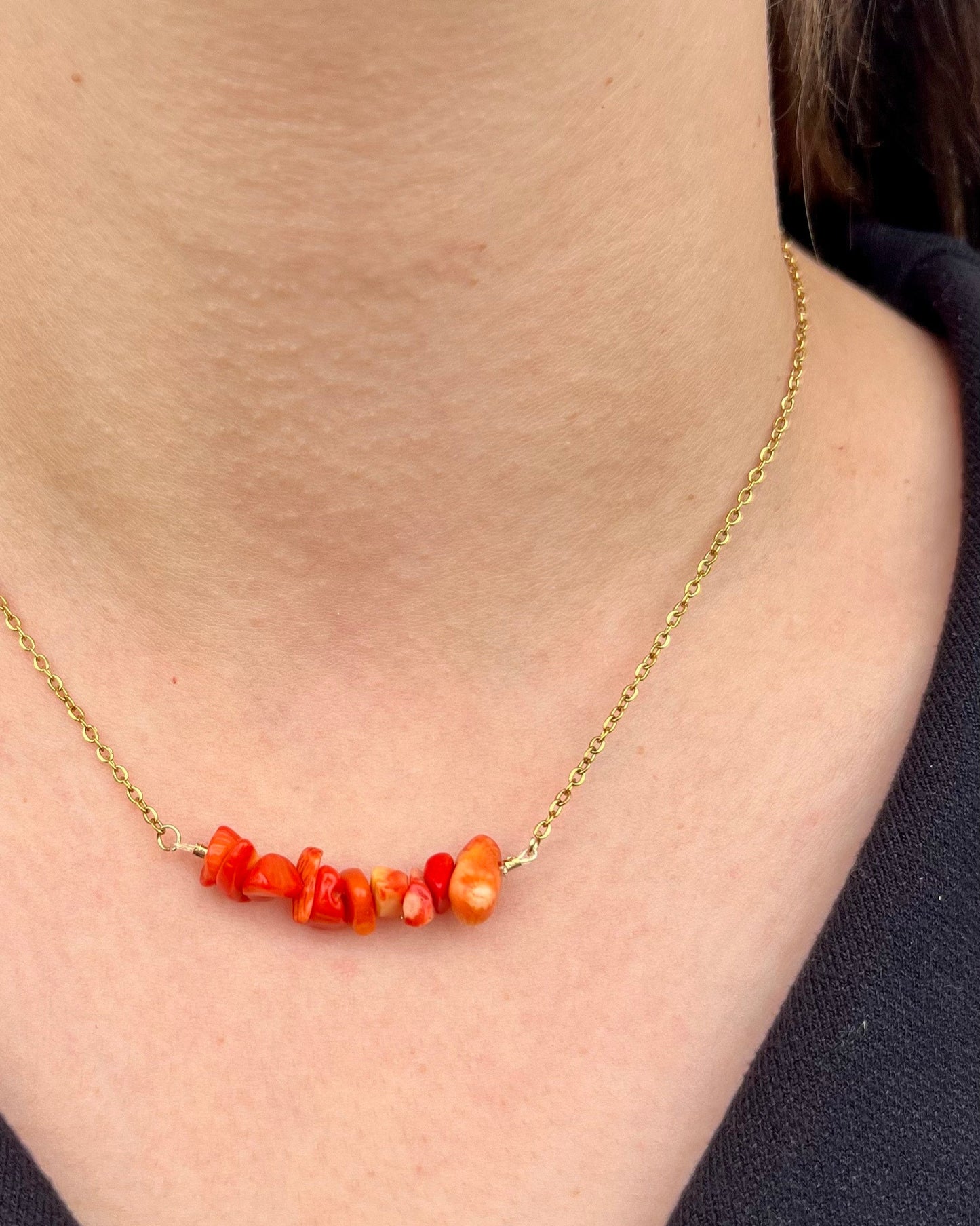 Collier chaîne dorée & perles semi-précieuses chips siam rouge "Agathe"