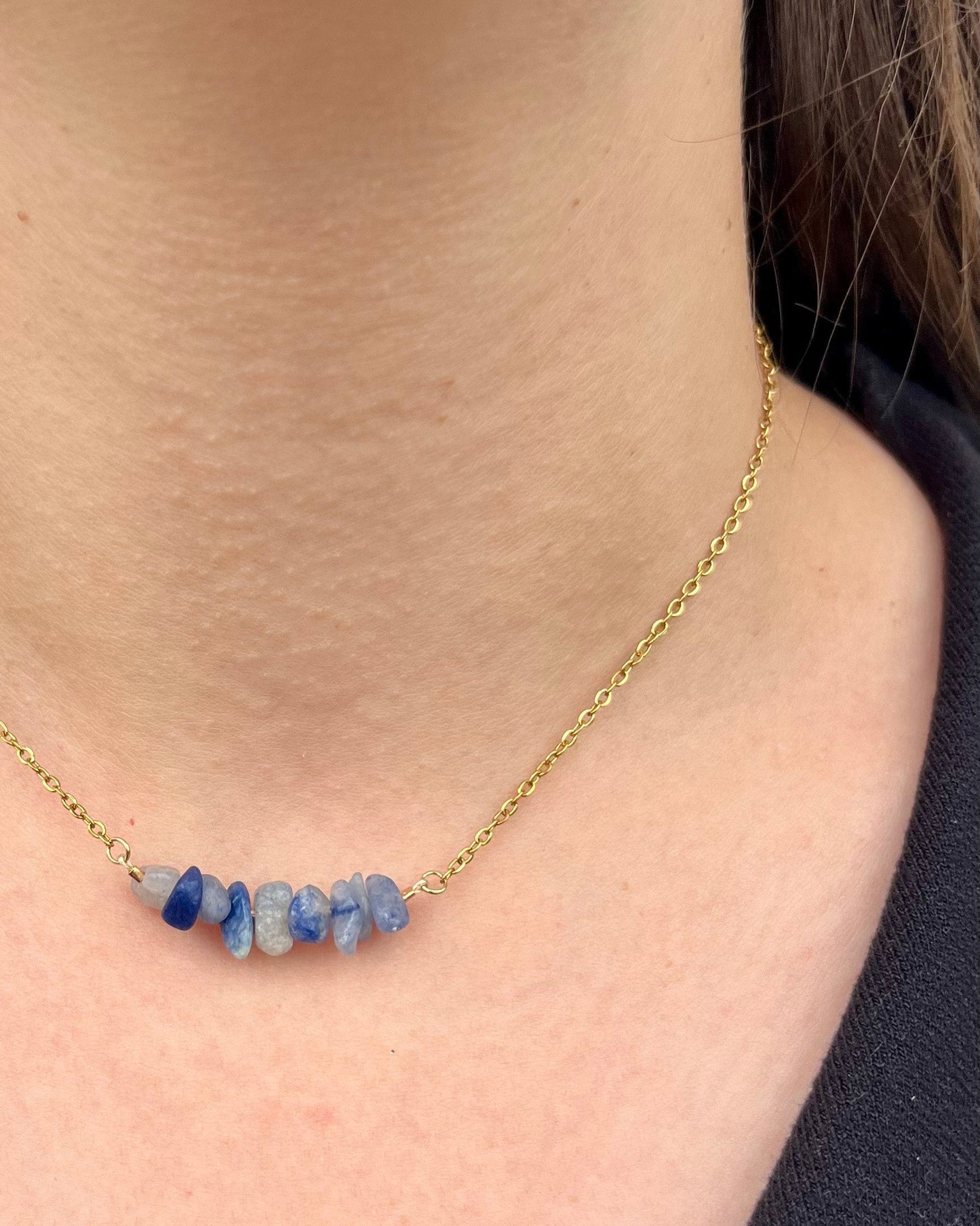 Collier chaîne dorée & perles semi-précieuses chips aventurine bleue "Pauline"