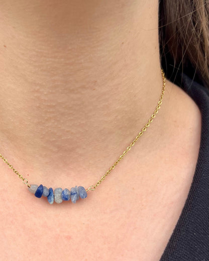 Collier chaîne dorée & perles semi-précieuses chips aventurine bleue "Pauline"