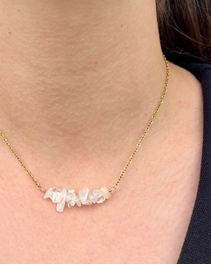 Collier chaîne dorée & perles semi-précieuses chips quartz crystal "Apolline"