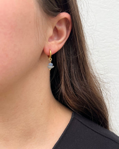 Boucles d'oreilles créoles & perles semi-précieuses chips aventurine bleue "Pauline"