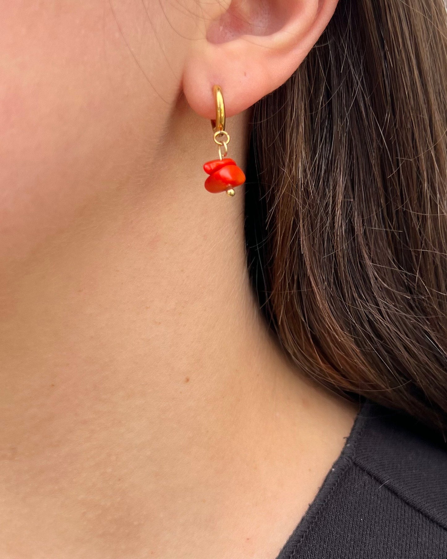 Boucles d'oreilles créoles & perles semi-précieuse chips siam rouge "Agathe"