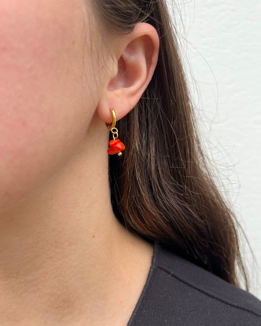 Boucles d'oreilles créoles & perles semi-précieuse chips siam rouge "Agathe"