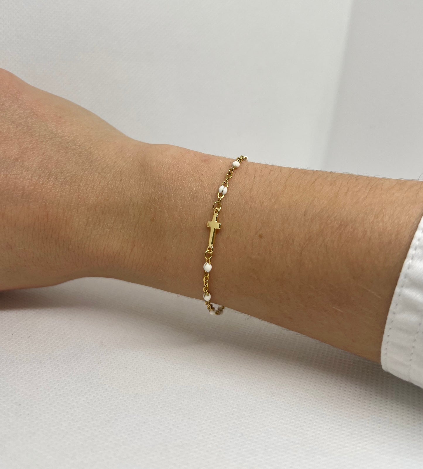 Bracelet Croix "Gabrielle" chaîne dorée & perles en acier inoxydable