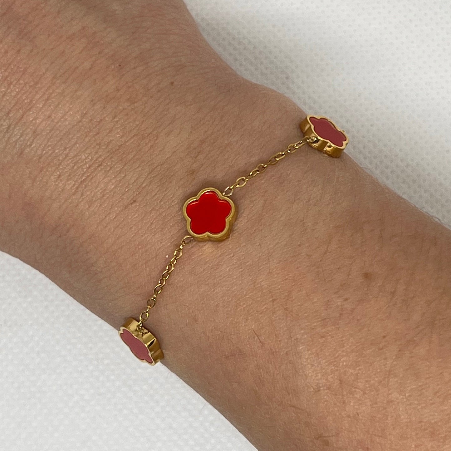 Bracelet trèfle rouge "Estelle" chaîne dorée acier inoxydable