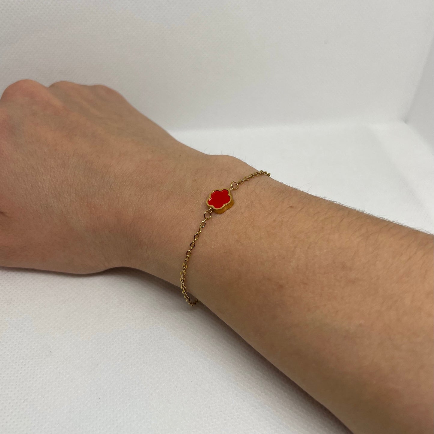 Bracelet trèfle rouge "Sarah" chaîne dorée acier inoxydable